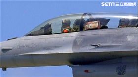 F-16戰機變採買機！　飛官違規夾帶麻糬上機(圖/翻攝網路)