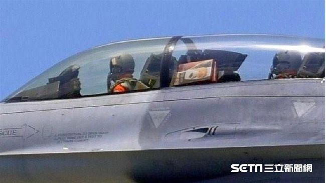 F-16帶麻糬！放窗邊竟有貼心理由