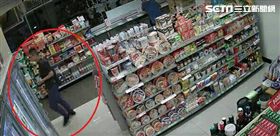 警方發現何姓女車手密集地在新店地區超商、金融機構ATM提款。（圖／翻攝畫面）