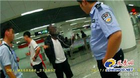 靈魂,大陸,非洲,偷拍,習俗,手機,拍照,,照片,西非,江蘇省,南京市,地鐵（圖／翻攝自微博）