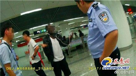 看他自拍　非洲男暴怒：靈魂被吸走了