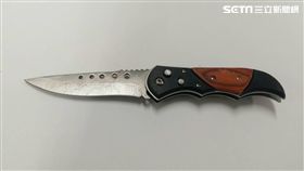 艋舺公園1名7旬呂姓遊民，酒後持折疊刀刺向仇人孫男的左頸，所幸傷口離喉嚨仍有數公分差距，孫男並無生命危險，警方當場逮捕呂男，訊後依殺人未遂罪送辦（翻攝畫面）