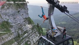 在高空走繩表演倒立。