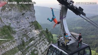 驚悚走繩！他447米高空倒立