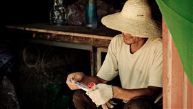 爸爸 流汗  工作
https://www.flickr.com/photos/ahenobarbus/10068894854/in/photolist-gkKHDq-iiqB9V-iipVNH-iisY7L-dXMsC9-dYFoWg-nfbCka-hTP6fB-iivkrA-dQWo53-iirSCG-ogcAxg-dUsBoH-dYM9g1-ijibAz-ofwFD8-iiwFV7-iiq
