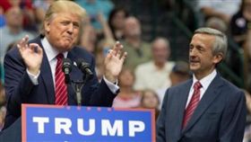 川普，川普福音顧問委員會（Evangelical Advisory Board）的右派牧師傑佛瑞斯（Robert Jeffress）（圖／翻攝自Robert Jeffress推特）