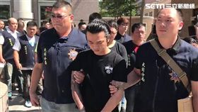 竹聯幫龍堂士林分會長張浩君，平時以販毒及暴力討債為生，販毒網絡遍佈北市各大酒店，大同分局歷經長期跟監蒐證，專案小組見時機成熟，兵分多路前往各據點搜索，一舉將張嫌及其幫眾共11人逮捕到案（楊忠翰攝）