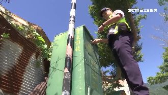 私房錢藏大衣遭扔　暖警鑽回收箱找回