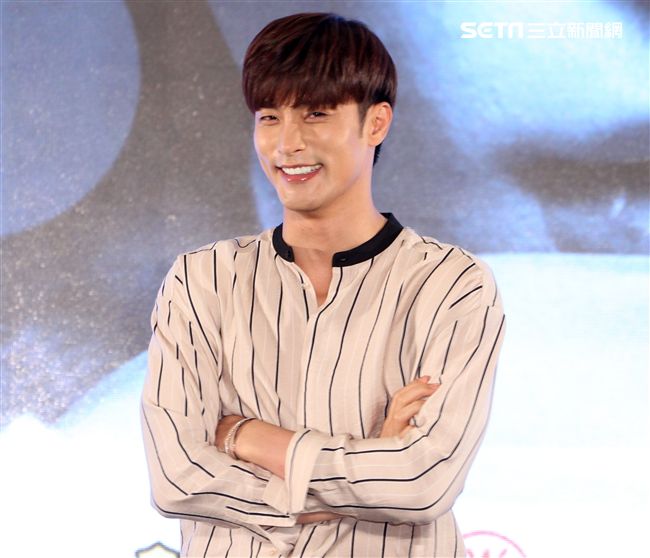 韓國男星成勛先前因演出韓劇《焦急的羅曼史》人氣大漲暴紅也有了「最帥本部長」的稱號，（10）日提前與媒體會面。（記者邱榮吉/攝影）