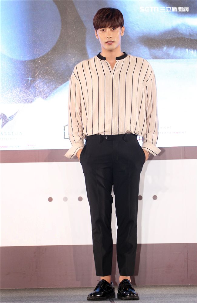 韓國男星成勛先前因演出韓劇《焦急的羅曼史》人氣大漲暴紅也有了「最帥本部長」的稱號，（10）日提前與媒體會面。（記者邱榮吉/攝影）