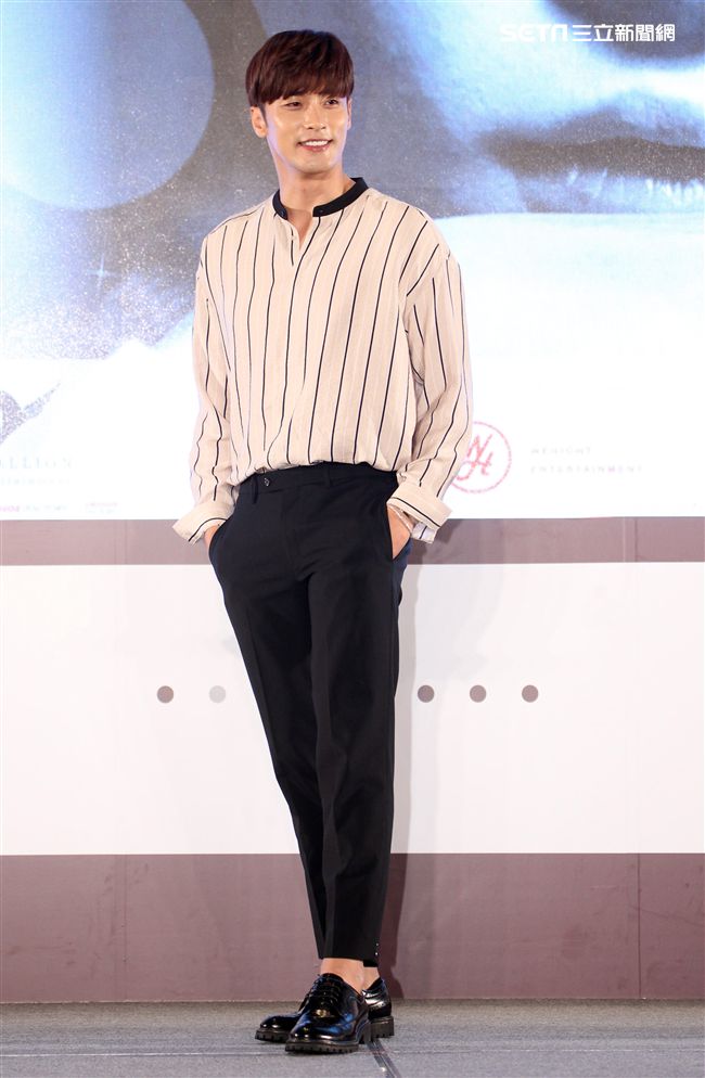 韓國男星成勛先前因演出韓劇《焦急的羅曼史》人氣大漲暴紅也有了「最帥本部長」的稱號，（10）日提前與媒體會面。（記者邱榮吉/攝影）