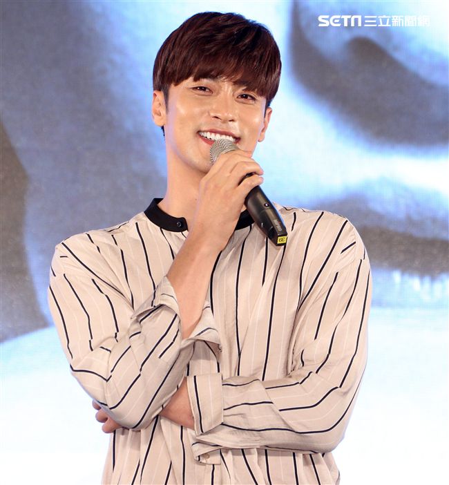 韓國男星成勛先前因演出韓劇《焦急的羅曼史》人氣大漲暴紅也有了「最帥本部長」的稱號，（10）日提前與媒體會面。（記者邱榮吉/攝影）