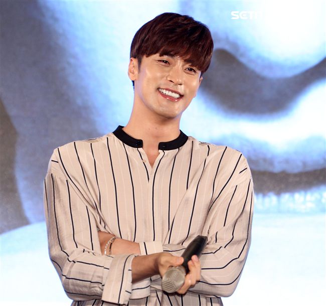 韓國男星成勛先前因演出韓劇《焦急的羅曼史》人氣大漲暴紅也有了「最帥本部長」的稱號，（10）日提前與媒體會面。（記者邱榮吉/攝影）