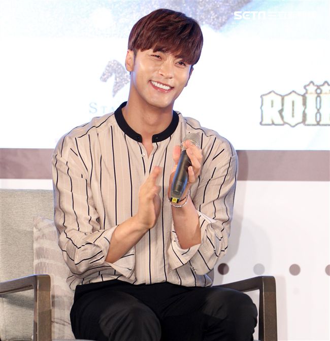 韓國男星成勛先前因演出韓劇《焦急的羅曼史》人氣大漲暴紅也有了「最帥本部長」的稱號，（10）日提前與媒體會面。（記者邱榮吉/攝影）