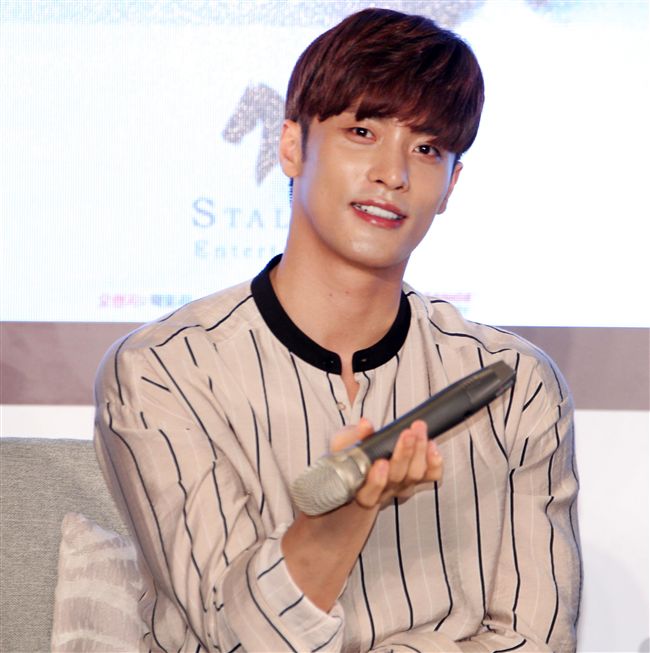 韓國男星成勛先前因演出韓劇《焦急的羅曼史》人氣大漲暴紅也有了「最帥本部長」的稱號，（10）日提前與媒體會面。（記者邱榮吉/攝影）