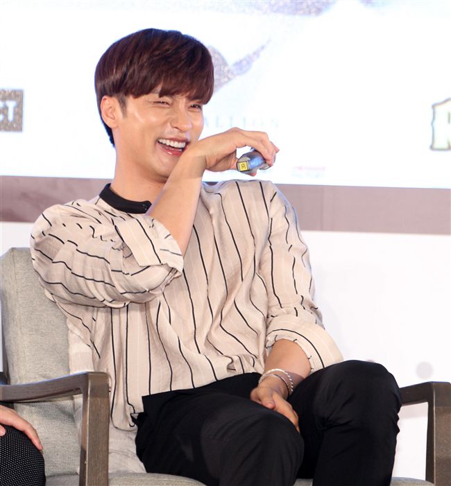 韓國男星成勛先前因演出韓劇《焦急的羅曼史》人氣大漲暴紅也有了「最帥本部長」的稱號，（10）日提前與媒體會面。（記者邱榮吉/攝影）