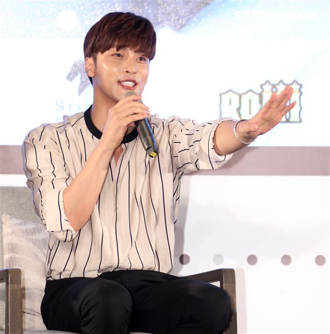 韓國男星成勛先前因演出韓劇《焦急的羅曼史》人氣大漲暴紅也有了「最帥本部長」的稱號，（10）日提前與媒體會面。（記者邱榮吉/攝影）