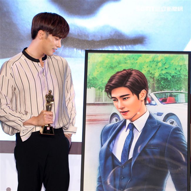 韓國男星成勛先前因演出韓劇《焦急的羅曼史》人氣大漲暴紅也有了「最帥本部長」的稱號，（10）日提前與媒體會面。（記者邱榮吉/攝影）