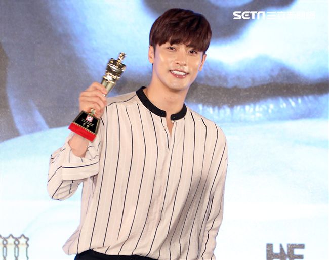 韓國男星成勛先前因演出韓劇《焦急的羅曼史》人氣大漲暴紅也有了「最帥本部長」的稱號，（10）日提前與媒體會面。（記者邱榮吉/攝影）