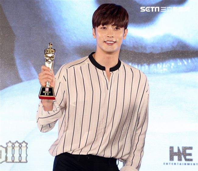 韓國男星成勛先前因演出韓劇《焦急的羅曼史》人氣大漲暴紅也有了「最帥本部長」的稱號，（10）日提前與媒體會面。（記者邱榮吉/攝影）