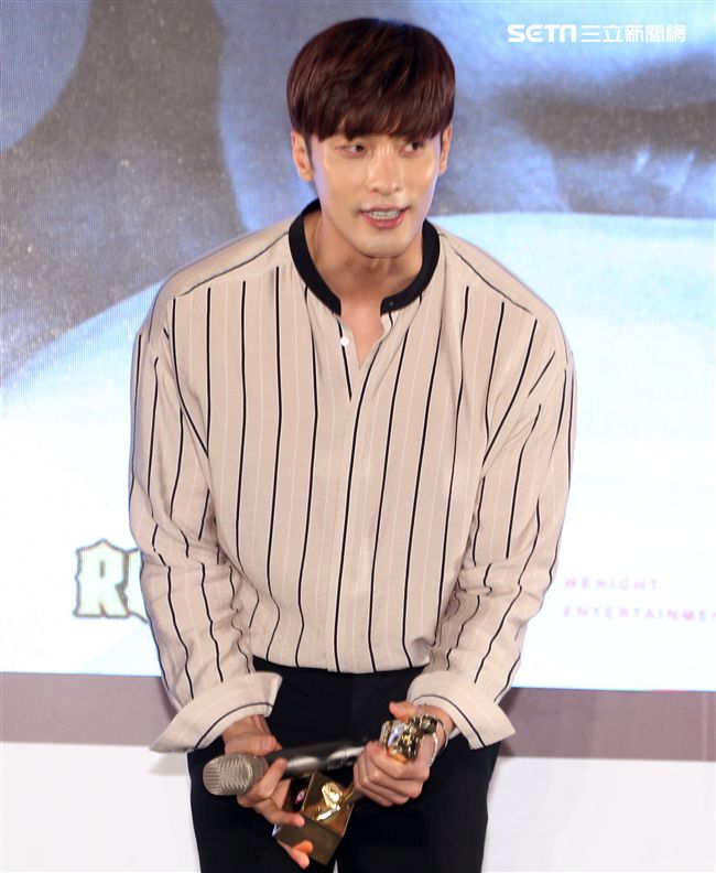 韓國男星成勛先前因演出韓劇《焦急的羅曼史》人氣大漲暴紅也有了「最帥本部長」的稱號，（10）日提前與媒體會面。（記者邱榮吉/攝影）