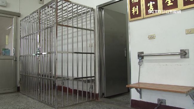 無拘留室關犯人　警友會贈「大鐵籠」