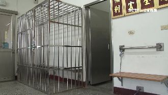 無拘留室關犯人　警友會贈「大鐵籠」