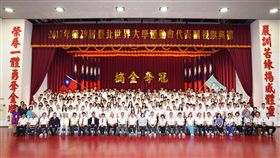 總統蔡英文為世大運代表團授旗。（圖／大專體總提供）