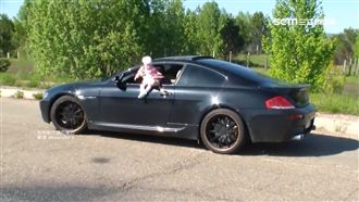 驚悚老爸！單手抓女嬰掛窗外開車狂飆