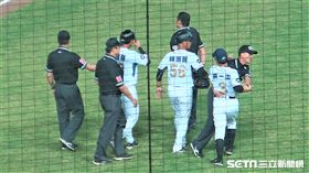 0810洪一中抗議好球帶遭驅逐出場。（圖／記者王怡翔攝）