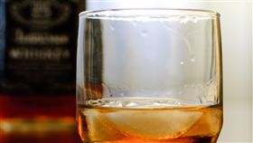 酒精
https://www.flickr.com/photos/wackyland/4248767843/in/photolist-7ts3DZ-e2WTEF-92qqmK-3bntxx-6cEH1Q-5BWrfo-ej2RWi-dJPBrY-27Le85-6dzAaB-jBmBZz-b11rKx-dcUQ2A-aNYCSt-68zY1h-92txBo-h4NHcM-TcgMM-bpQBk2-5