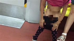 女童在北京地鐵便溺、車廂尿尿、地鐵小便、小便／翻攝自微博