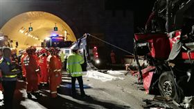 陝西驚傳重大車禍　巴士撞上隧道牆壁釀36死(圖/翻攝自新華社)