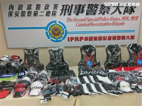 警方查扣大量知名釣具贗品。（圖／翻攝畫面）