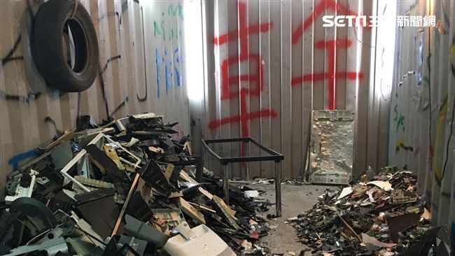 爽！電器、酒瓶瘋狂砸　舒壓指數破表