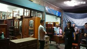 陳姓古董商巡視倉庫發現，200件家具不翼而飛，警方循線追查，先逮捕下手行竊的廖嫌，以及3位收贓的家具商，警方持續追出幕後主嫌，一舉逮獲天道盟黃姓男子，並起獲安非他命3包（翻攝畫面）