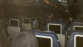  越洋航空（Air Transat）班機延誤，乘客受困近6小時。（圖／翻攝自Steve Candela臉書）