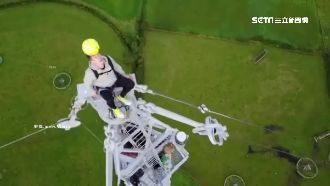 勇登183米高塔　足球玩家高空炫技