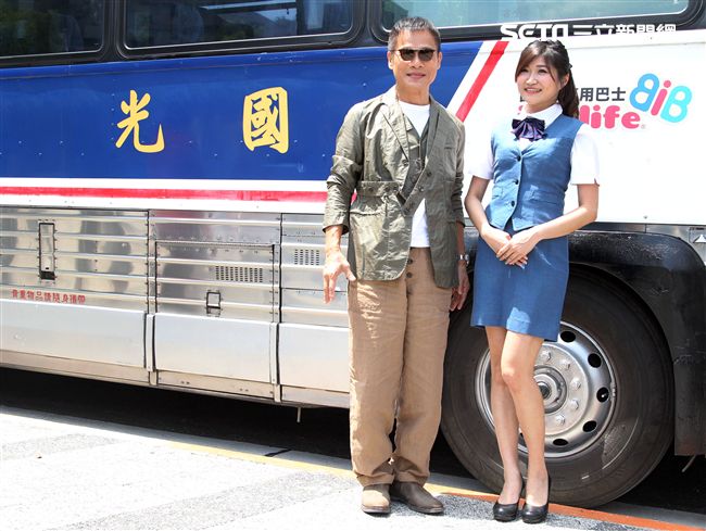 羅大佑搭乘當年最夯的國光號出席2017巡迴演唱會「當年離家的年輕人」 售票記者會。（記者邱榮吉/攝影）