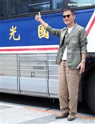 羅大佑搭乘當年最夯的國光號出席2017巡迴演唱會「當年離家的年輕人」 售票記者會。（記者邱榮吉/攝影）