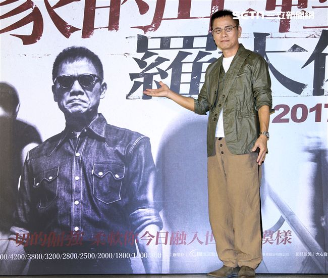 羅大佑搭乘當年最夯的國光號出席2017巡迴演唱會「當年離家的年輕人」 售票記者會。（記者邱榮吉/攝影）