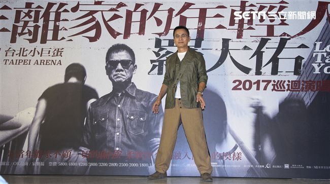 羅大佑搭乘當年最夯的國光號出席2017巡迴演唱會「當年離家的年輕人」 售票記者會。（記者邱榮吉/攝影）