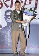 羅大佑搭乘當年最夯的國光號出席2017巡迴演唱會「當年離家的年輕人」 售票記者會。（記者邱榮吉/攝影）