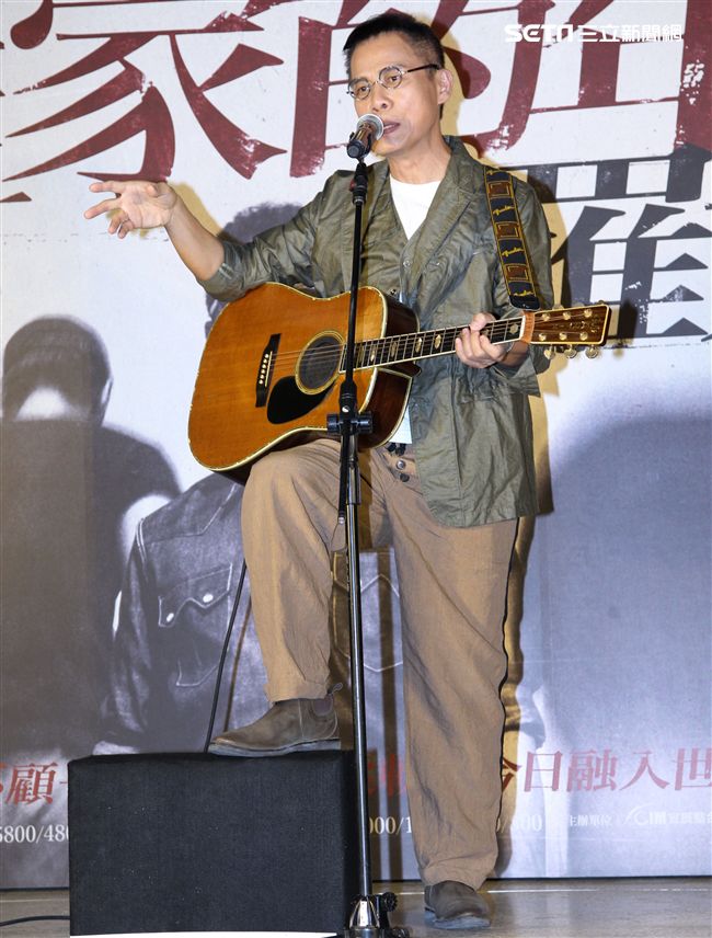 羅大佑搭乘當年最夯的國光號出席2017巡迴演唱會「當年離家的年輕人」 售票記者會。（記者邱榮吉/攝影）