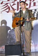 羅大佑搭乘當年最夯的國光號出席2017巡迴演唱會「當年離家的年輕人」 售票記者會。（記者邱榮吉/攝影）