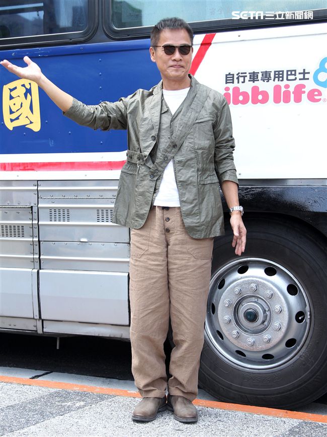 羅大佑搭乘當年最夯的國光號出席2017巡迴演唱會「當年離家的年輕人」 售票記者會。（記者邱榮吉/攝影）