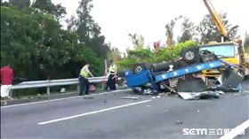 國道3號南下117公里小貨車翻覆　車潮回堵至少2公里