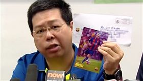 香港議員林子健出示要寄給劉曉波的簽名照。（圖／擷取自nowtv）