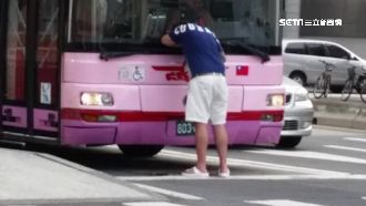 醉了上道！男子肉身擋公車就地解放