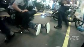 不滿鐵馬撞愛車! 駕駛持棒.撂眾攔騎士